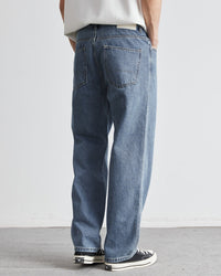 Tvättade indigofärgade klassiska raka denimjeans