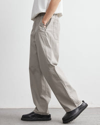 Avslappnade byxor med elastiskt midjeband och jeansliknande look